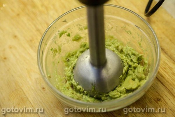 Закуска из авокадо со сливочным маслом и красной икрой