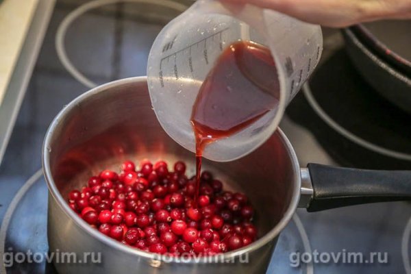 Клюквенный соус с красным вином и корицей 