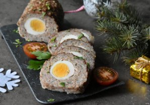 Мясной рулет с яйцом
