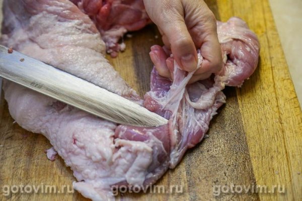 Рулет из свиного подчеревка (пашины) с клюквой и мандаринами 