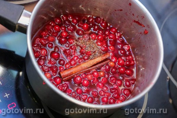 Клюквенный соус с красным вином и корицей 
