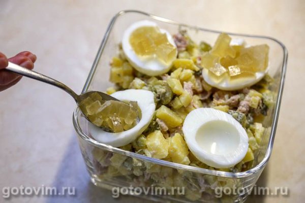 Салат «Оливье» с ланспиком, цыпленком и креветками по старинному рецепту Салат «Оливье» с ланспиком, цыпленком и креветками по старинному рецепту