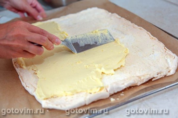 Рулет из безе с масляным кремом