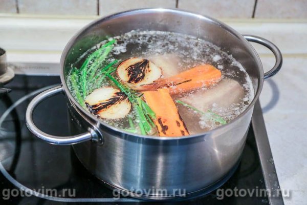 Салат «Оливье» с ланспиком, цыпленком и креветками по старинному рецепту Салат «Оливье» с ланспиком, цыпленком и креветками по старинному рецепту