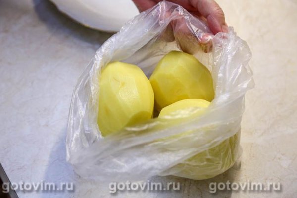 Картофель кусочками, приготовленный с бульоном в микроволновке
