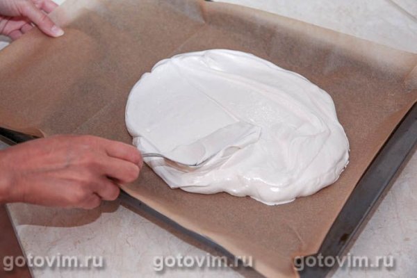 Рулет из безе с масляным кремом