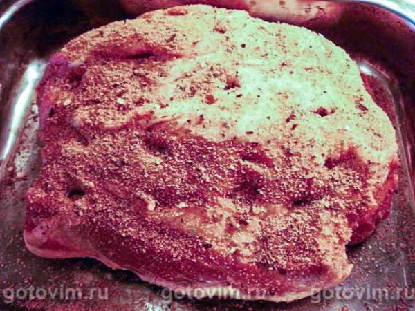 Свинина, фаршированная чесноком с картофельным салатом