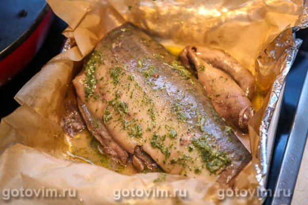 Горбуша, запеченная в духовке с маслом и цедрой