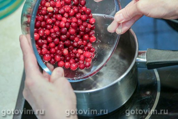 Клюквенный соус с красным вином и корицей 