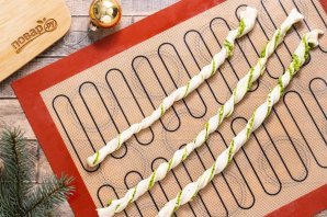 Праздничные елочки из теста Праздничные елочки из теста