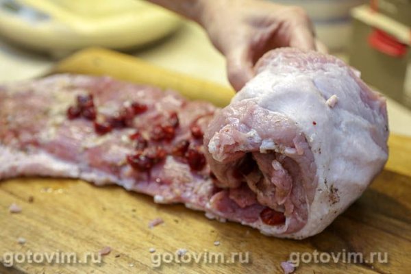 Рулет из свиного подчеревка (пашины) с клюквой и мандаринами 