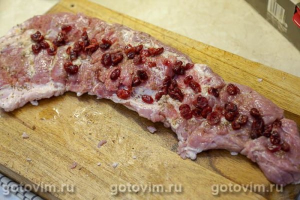 Рулет из свиного подчеревка (пашины) с клюквой и мандаринами 