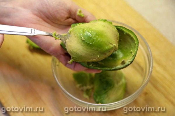 Закуска из авокадо со сливочным маслом и красной икрой