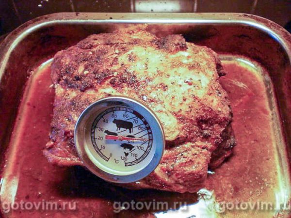 Свинина, фаршированная чесноком с картофельным салатом