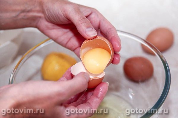 Рулет из безе с масляным кремом