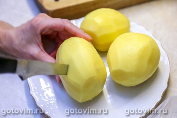 Картофель кусочками, приготовленный с бульоном в микроволновке