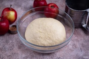 Печеные пирожки с яблоками