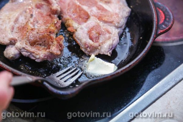 Стейк из свиной шейки с камамбером и клюквой