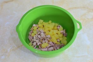 Салат с копчёной курицей и ананасами Салат с копчёной курицей и ананасами