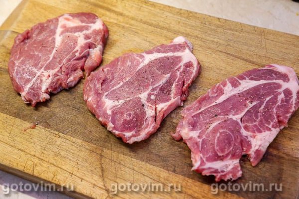 Стейк из свиной шейки с камамбером и клюквой