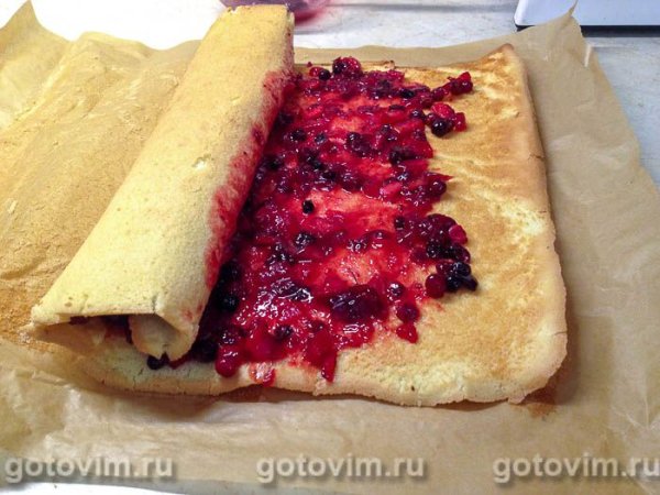 Бисквитный рулет с клюквой, яблоками и апельсином