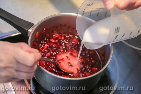 Бисквитный рулет с клюквой, яблоками и апельсином