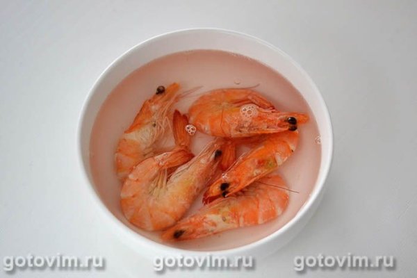 Салат с тигровыми креветками, рукколой, фетой и мандарином