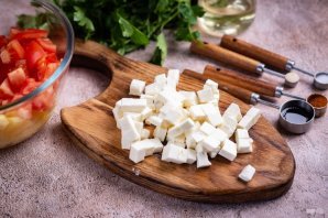 Салат с сыром, ананасом и помидорами Салат с сыром, ананасом и помидорами