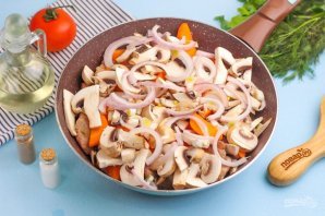 Тушеное мясо с грибами