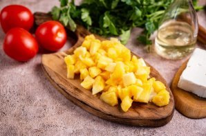 Салат с сыром, ананасом и помидорами Салат с сыром, ананасом и помидорами