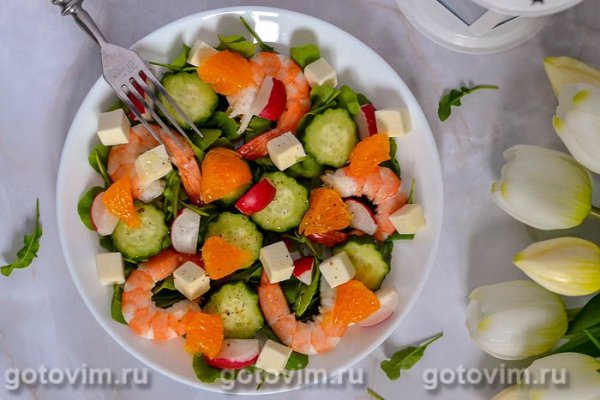 Салат с тигровыми креветками, рукколой, фетой и мандарином