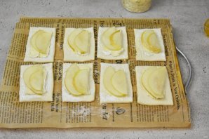 Слойки с камамбером и грушей