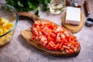 Салат с сыром, ананасом и помидорами Салат с сыром, ананасом и помидорами