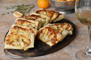 Слойки с камамбером и грушей