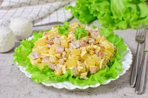 Салат с копчёной курицей и ананасами Салат с копчёной курицей и ананасами