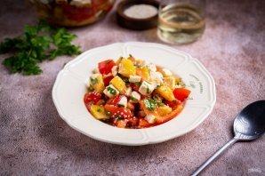 Салат с сыром, ананасом и помидорами Салат с сыром, ананасом и помидорами