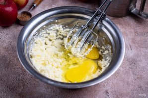 Печеные пирожки с яблоками