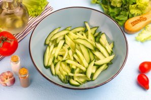 Салат с кальмаром, огурцом и яблоком