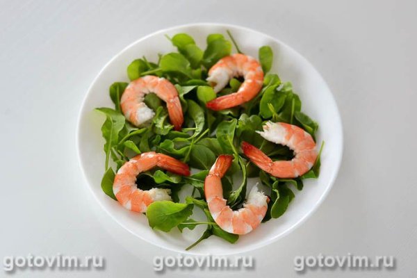 Салат с тигровыми креветками, рукколой, фетой и мандарином