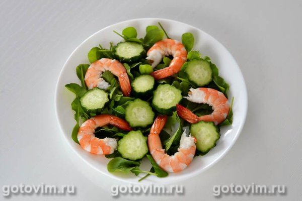 Салат с тигровыми креветками, рукколой, фетой и мандарином