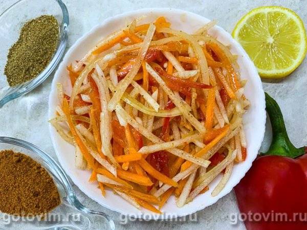 Салат из белой редьки с морковью, сладким перцем и ароматным маслом