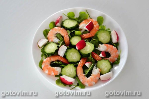 Салат с тигровыми креветками, рукколой, фетой и мандарином