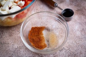 Салат с сыром, ананасом и помидорами Салат с сыром, ананасом и помидорами