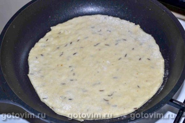 Творожные лепешки с тмином и паприкой на сковороде 