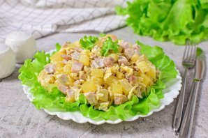 Салат с копчёной курицей и ананасами Салат с копчёной курицей и ананасами