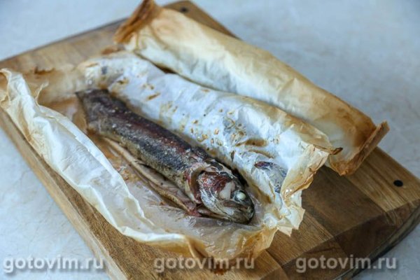 Форель, запеченная с морской солью в пергаменте