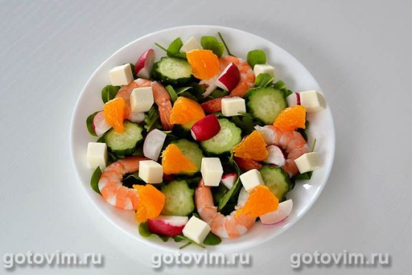 Салат с тигровыми креветками, рукколой, фетой и мандарином