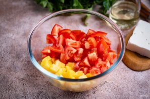 Салат с сыром, ананасом и помидорами Салат с сыром, ананасом и помидорами