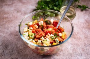 Салат с сыром, ананасом и помидорами Салат с сыром, ананасом и помидорами