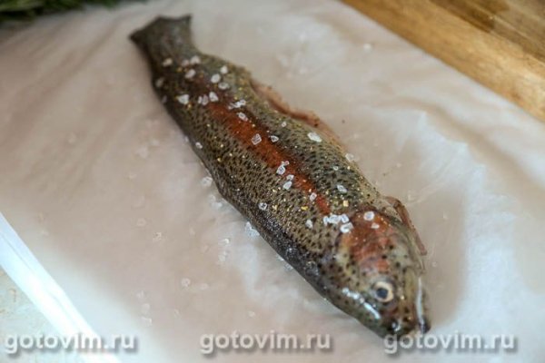 Форель, запеченная с морской солью в пергаменте